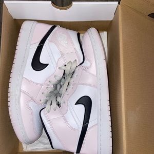 Jordan 1s, WMNS Mids